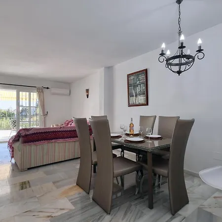Chalet Quaint 2 Bedroom Townhouse With Pool Close To Sea!