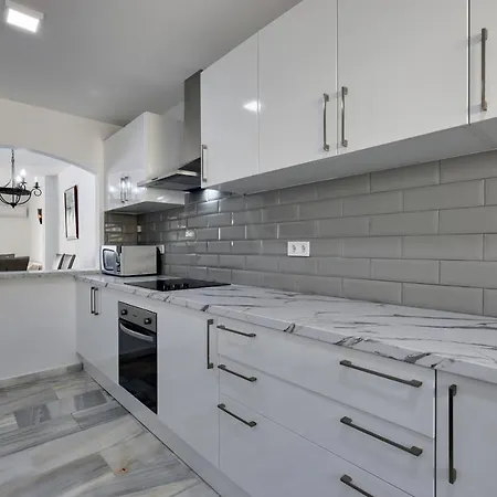 Quaint 2 Bedroom Townhouse With Pool Close To Sea! Chalet Benalmádena