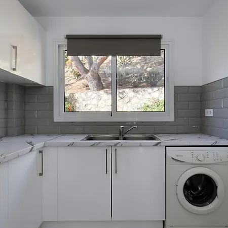 Quaint 2 Bedroom Townhouse With Pool Close To Sea! Chalet Benalmádena
