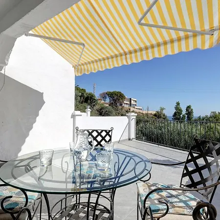 Chalet Quaint 2 Bedroom Townhouse With Pool Close To Sea! Benalmádena