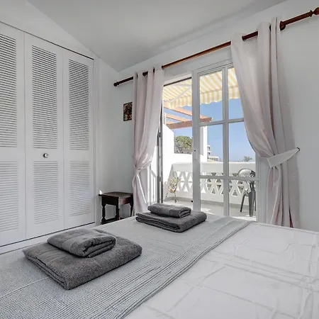 Chalet Quaint 2 Bedroom Townhouse With Pool Close To Sea! *