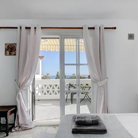 Quaint 2 Bedroom Townhouse With Pool Close To Sea! Chalet