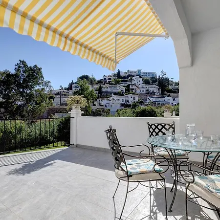 Quaint 2 Bedroom Townhouse With Pool Close To Sea! Chalet