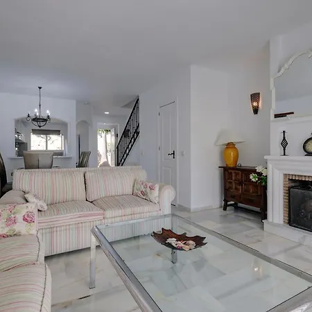 Quaint 2 Bedroom Townhouse With Pool Close To Sea! Chalet *