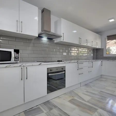 Quaint 2 Bedroom Townhouse With Pool Close To Sea!