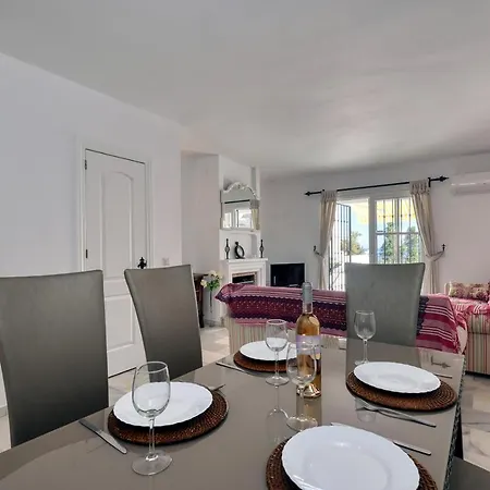 Quaint 2 Bedroom Townhouse With Pool Close To Sea! Chalet