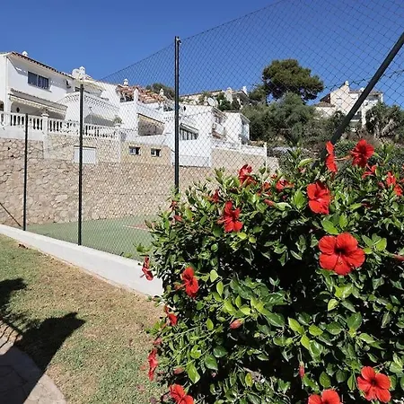 Quaint 2 Bedroom Townhouse With Pool Close To Sea! Chalet