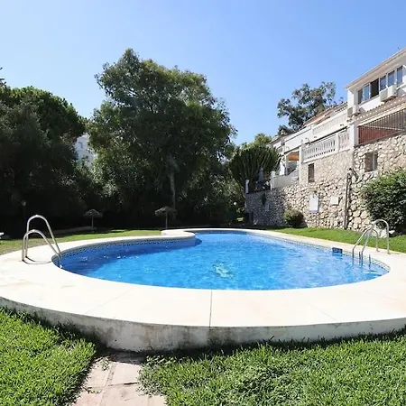 Quaint 2 Bedroom Townhouse With Pool Close To Sea! Chalet Benalmadena
