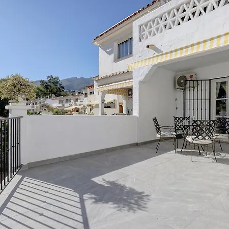 Quaint 2 Bedroom Townhouse With Pool Close To Sea! Chalet