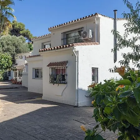 Chalet Quaint 2 Bedroom Townhouse With Pool Close To Sea! *