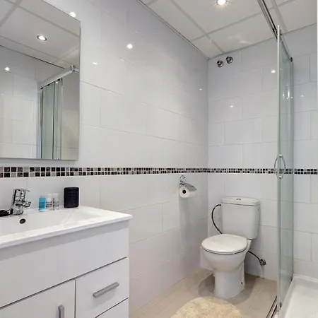 Quaint 2 Bedroom Townhouse With Pool Close To Sea! * Benalmadena
