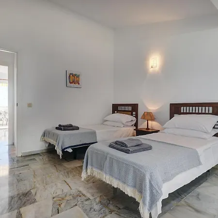 Quaint 2 Bedroom Townhouse With Pool Close To Sea! Chalet