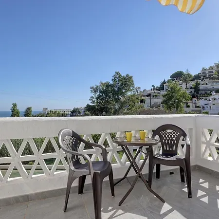 Chalet Quaint 2 Bedroom Townhouse With Pool Close To Sea!