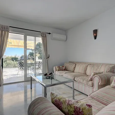 Quaint 2 Bedroom Townhouse With Pool Close To Sea! *
