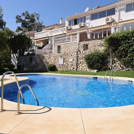 Quaint 2 Bedroom Townhouse With Pool Close To Sea! Chalet Benalmadena