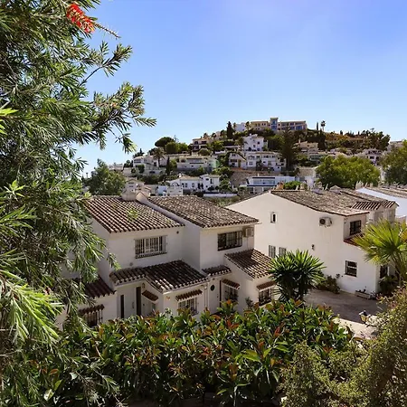 Chalet Quaint 2 Bedroom Townhouse With Pool Close To Sea! Benalmadena