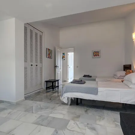Quaint 2 Bedroom Townhouse With Pool Close To Sea! Chalet