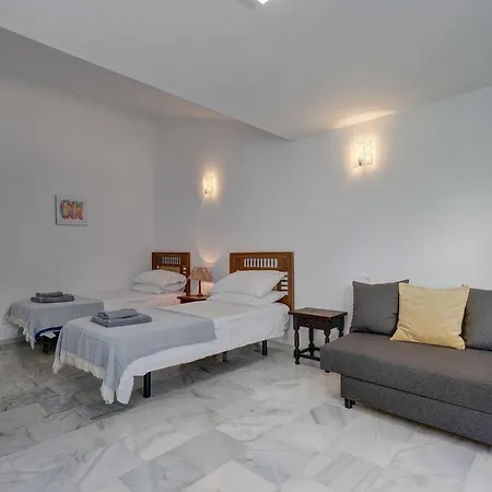 Quaint 2 Bedroom Townhouse With Pool Close To Sea! Chalet *
