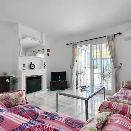 Quaint 2 Bedroom Townhouse With Pool Close To Sea! Benalmadena