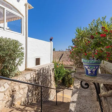 Chalet Quaint 2 Bedroom Townhouse With Pool Close To Sea!
