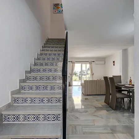 Quaint 2 Bedroom Townhouse With Pool Close To Sea!