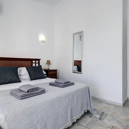 Chalet Quaint 2 Bedroom Townhouse With Pool Close To Sea!