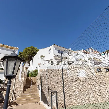 Chalet Quaint 2 Bedroom Townhouse With Pool Close To Sea! *