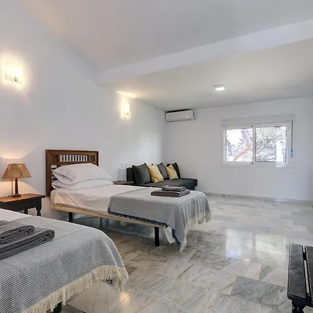 Quaint 2 Bedroom Townhouse With Pool Close To Sea! Chalet