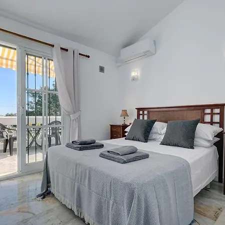 Quaint 2 Bedroom Townhouse With Pool Close To Sea!